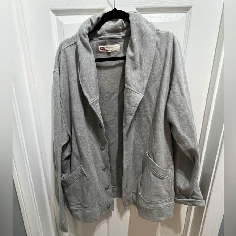 Men’s Levi’s grey jacket made of sweatshirt material.